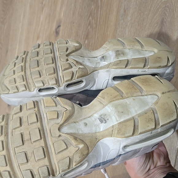 Nike Women's sz 7 Athletic Shoes - Picture 4 of 7